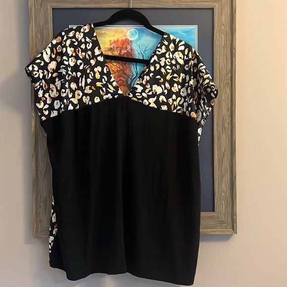 Patterned ladies casual blouse. - Picture 2 of 2